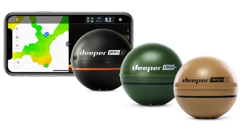 Drei Deeper Fischfinder in Schwarz, Grün und Braun neben einem Smartphone mit Tiefenkarte. Perfekt für tiefere Start Erfahrungen.